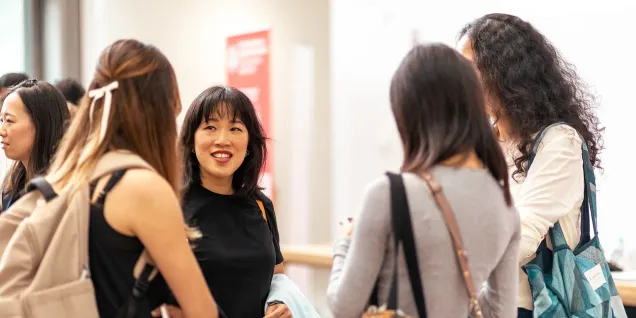Des étudiantes à la rentreé des MS et MSc d'emlyon business school