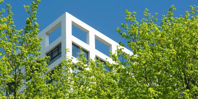 La façade d'un bâtiment