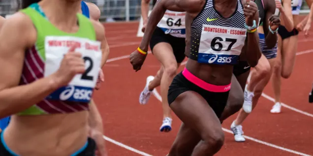 Une compétition de course féminine