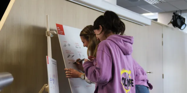 Etudiante signant la charte RSE des associations d’emlyon