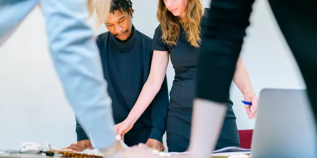 Équipe en réunion stratégique autour d’une table de travail en entreprise