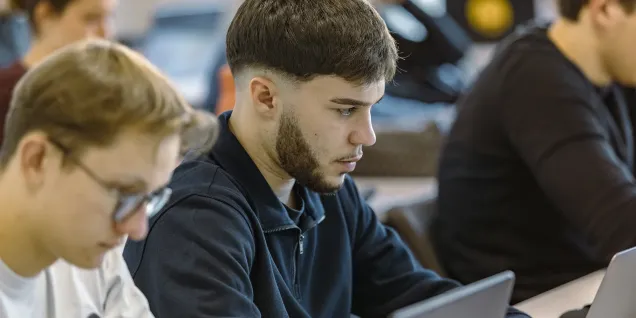 Étudiants du programme MSc d’emlyon business school travaillant sur ordinateurs pendant un cours.