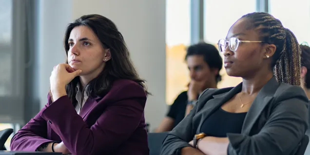 Session de formation avec un groupe d’étudiants attentifs face à une intervenante