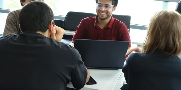 Cours du programme MSc d’emlyon business school avec un enseignant s’adressant à une classe d’étudiants dans une salle moderne.