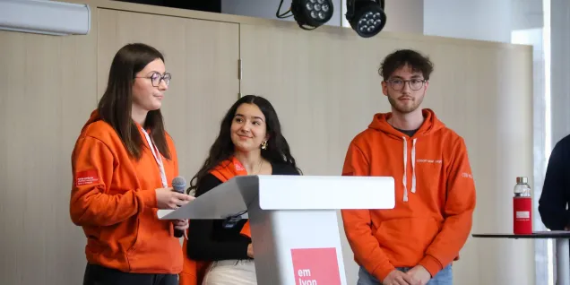 Étudiants de l’association NOISE d’emlyon business school lors de la signature de la charte RSE, présentés autour d’un pupitre lors de l’événement.