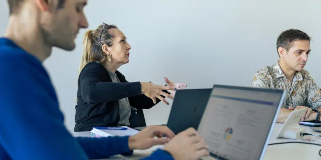 Formation en management général pour cadres, travail collaboratif en salle de cours, emlyon