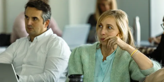 Formation executive MBA en salle de classe moderne, apprentissage du management général