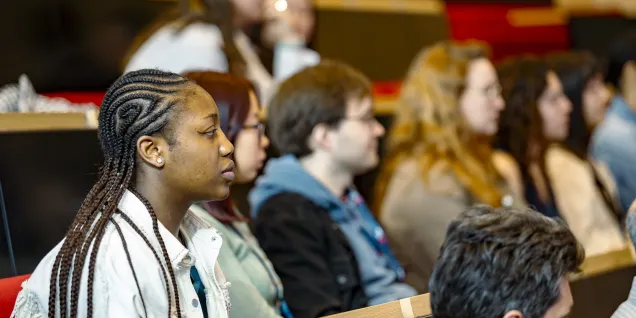Participants in the emlyon business school hackathon seated in a lecture hall, listening attentively during a collaborative working session.