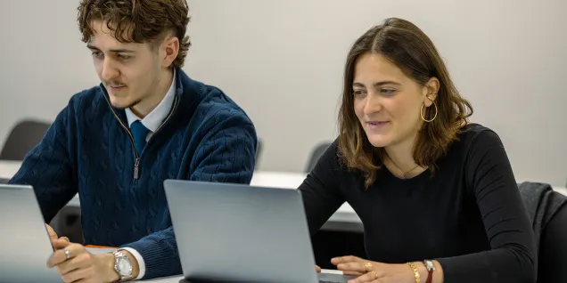 Étudiants utilisant des ordinateurs portables pendant un cours à emlyon Business School, dans un environnement d’apprentissage collaboratif.