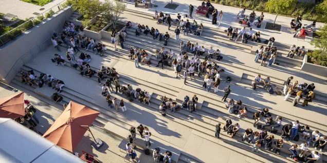 Campus emlyon : étudiants dans les espaces communs et zones collaboratives du bâtiment principal.