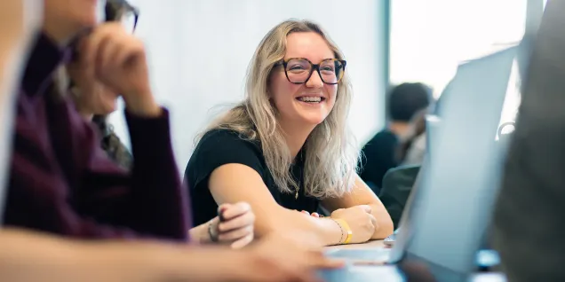 Étudiant en école de commerce participant à un cours dans le cadre d’une formation post-BTS.