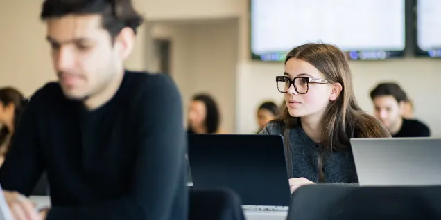Participants utilisant des ordinateurs portables lors d’une formation en compétences numériques.