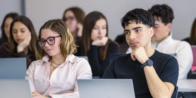 Étudiants en cours devant leurs ordinateurs portables à emlyon business school