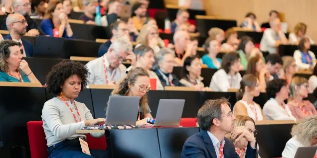 Public assistant à une conférence dans un amphithéâtre à emlyon business school