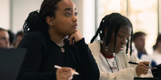 Étudiants suivant un cours en salle de classe à emlyon business school