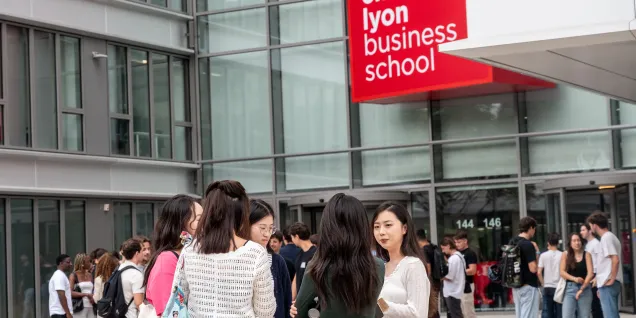 Étudiants devant l’entrée du campus emlyon business school