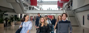 Des étudiants et étudiantes dans le campus d'emlyon business school de Lyon