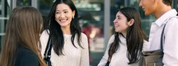 Des étudiants d'emlyon business school  devant l'entrée du campus de Lyon