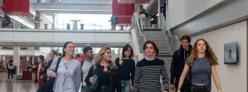 Des étudiants dans le campus de Lyon d'emlyon business school
