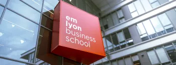 Le logo à l'entrée Jean Jaurès du campus de Lyon d'emlyon business school
