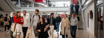 Des étudiantes et étudiants dans le cœur battant d'emlyon business school