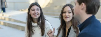 Des étudiants et étudiantes dans le jardin d'emlyon business school