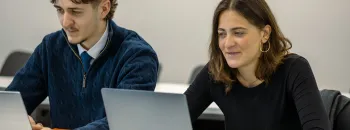 Étudiants utilisant des ordinateurs portables pendant un cours à emlyon Business School, dans un environnement d’apprentissage collaboratif.