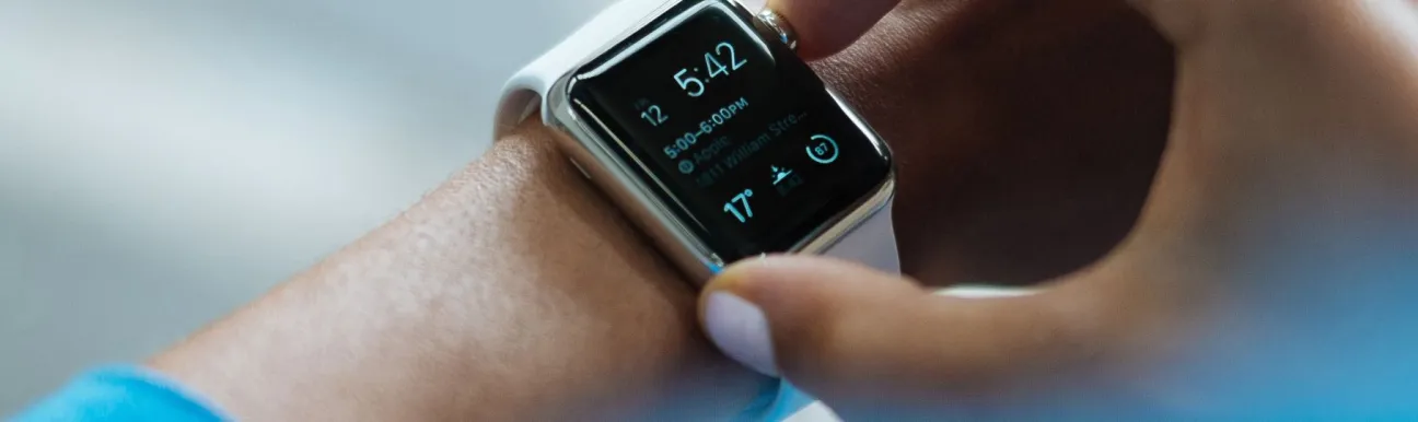 Une montre connectee sur un poignet