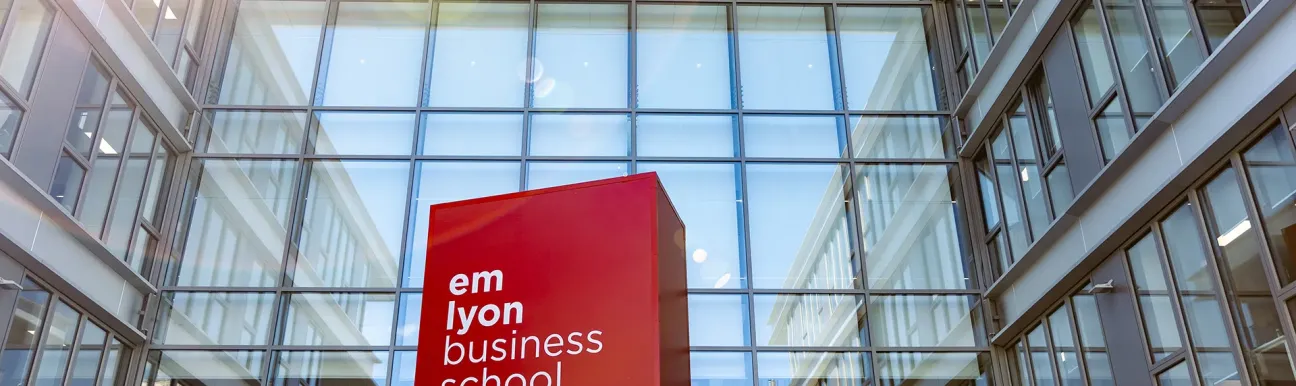 La façade du campus de Lyon d'emlyon business school