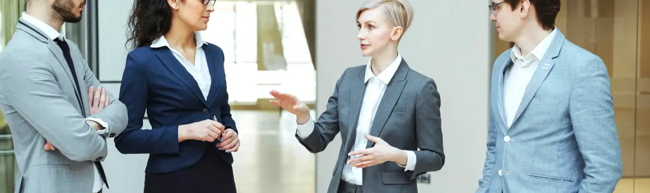 Quatre personnes qui parlent affaires