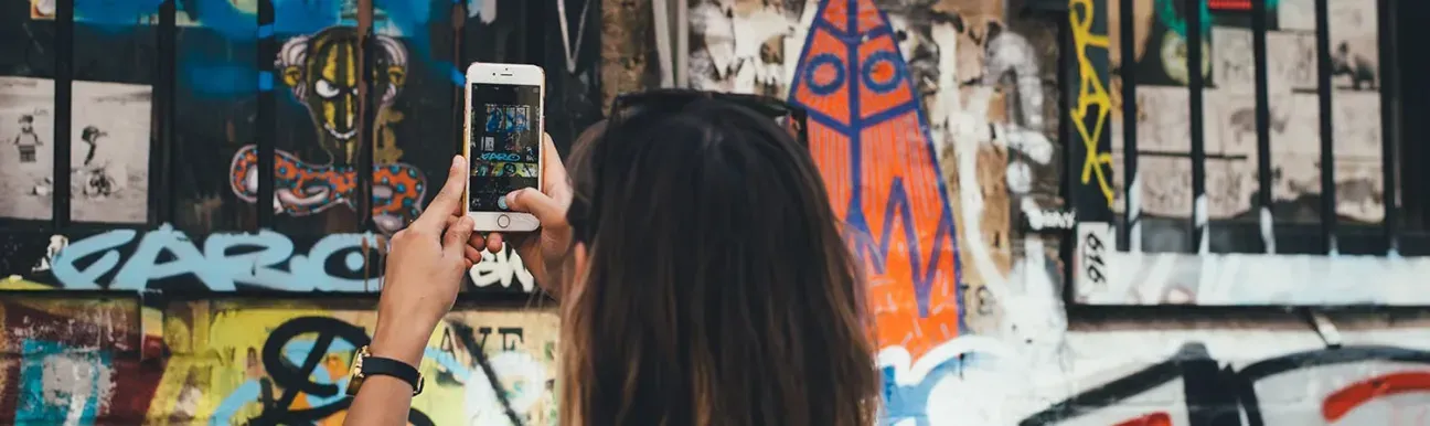 Photographie de street art en milieu urbain capturée par un photographe, illustrant l’étude des modes de vie contemporains.