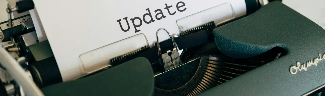Gros plan d’une machine à écrire avec une feuille de papier affichant le mot « Update ».