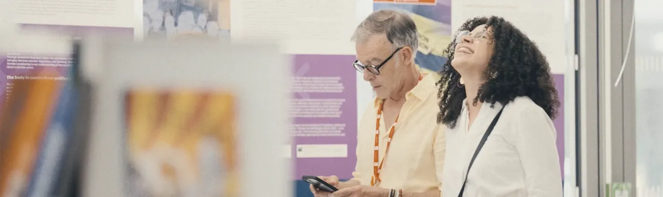 Visiteurs découvrant des projets de recherche lors d’une exposition académique à emlyon business school.