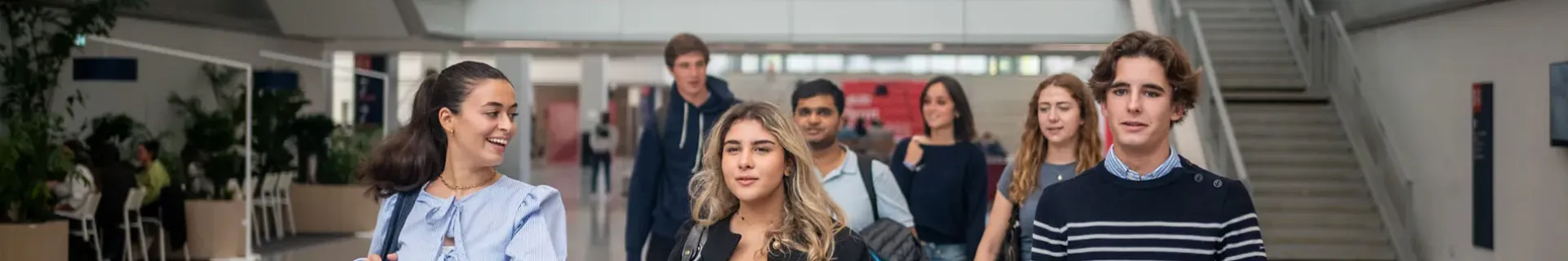 Des étudiants et étudiantes dans le campus d'emlyon business school de Lyon