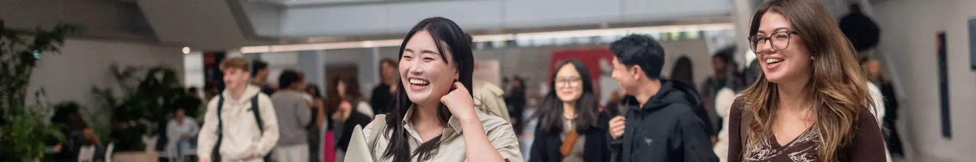 Un groupe d’étudiants dans le cœur battant d'emlyon business school