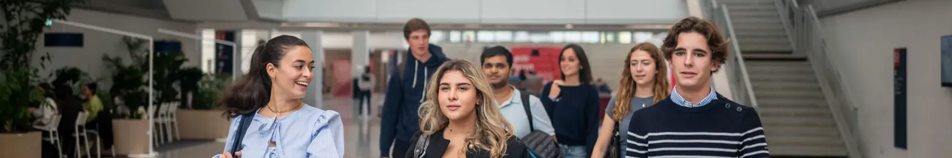 Des étudiantes et étudiants dans le cœur battant d'emlyon business school