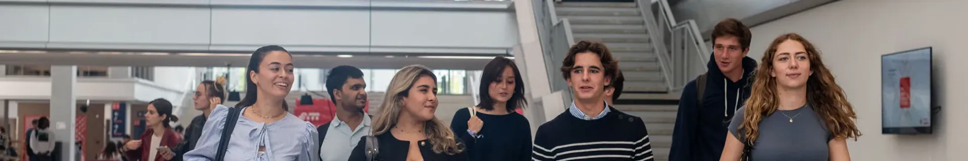 Des étudiants dans le campus de Lyon d'emlyon business school