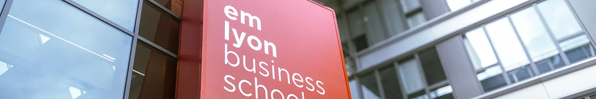 Le logo à l'entrée Jean Jaurès du campus de Lyon d'emlyon business school