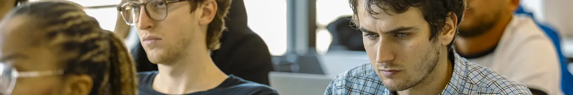 Des étudiants et étudiantes d'emlyon business school