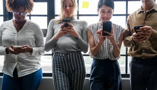 american-casual-cellphone american-casual-cellphone
