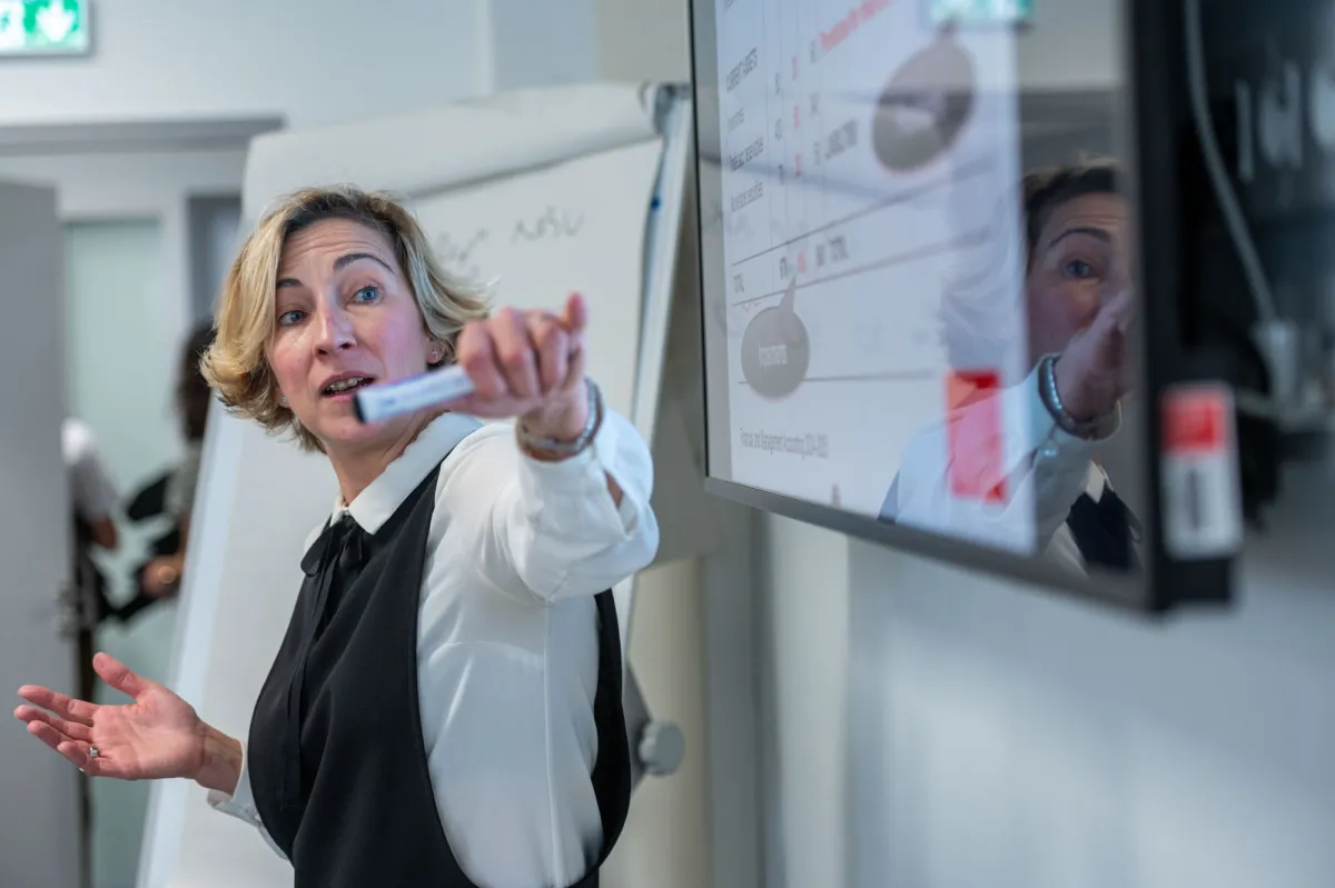 EMBA emlyon business school Une professeure pendant son cours