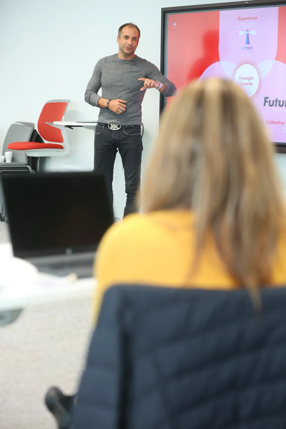 master executive master emlyon Un enseignant en train de donner un cours à emlyon