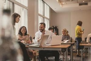 Groupe de travail dans une salle de classe