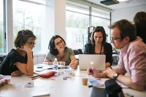 Groupe de travail Groupe de travail discutant à une table