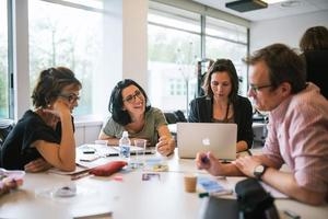 Groupe de travail discutant à une table