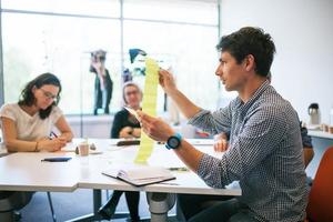 Groupe de travail qui travaille dans une salle de classe