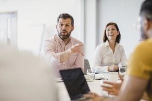 Groupe de travail en train de débattre