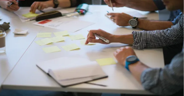 Travail Brainstorming Un travail de groupe autour d'une table