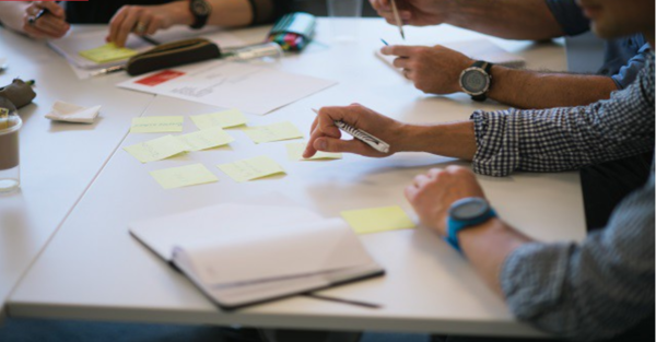 Un travail de groupe autour d'une table 