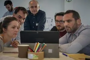 Groupe de travail Groupe de travail autour d'une tablette